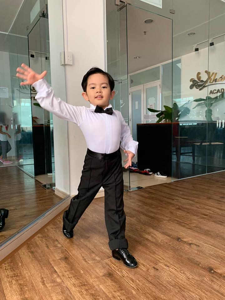 Lần đầu diện trang phục khiêu vũ, quý tử 3 tuổi nhà Khánh Thi khoe những bước nhảy chuẩn con nhà nòi-11