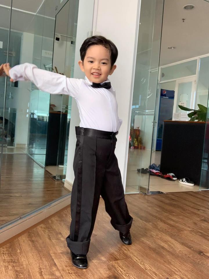 Lần đầu diện trang phục khiêu vũ, quý tử 3 tuổi nhà Khánh Thi khoe những bước nhảy chuẩn con nhà nòi-6