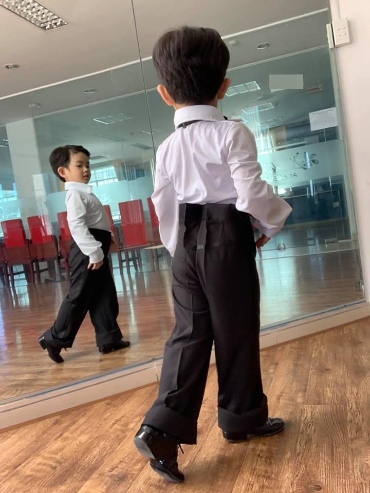 Lần đầu diện trang phục khiêu vũ, quý tử 3 tuổi nhà Khánh Thi khoe những bước nhảy chuẩn con nhà nòi-4
