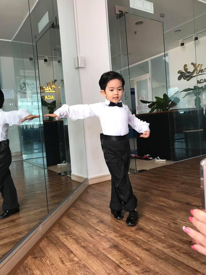 Lần đầu diện trang phục khiêu vũ, quý tử 3 tuổi nhà Khánh Thi khoe những bước nhảy chuẩn con nhà nòi-5