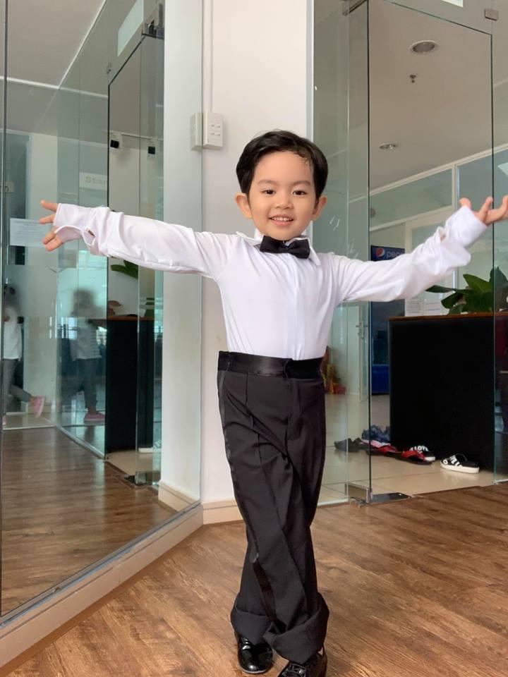 Lần đầu diện trang phục khiêu vũ, quý tử 3 tuổi nhà Khánh Thi khoe những bước nhảy chuẩn con nhà nòi-8