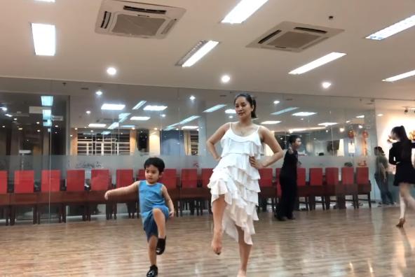 Lần đầu diện trang phục khiêu vũ, quý tử 3 tuổi nhà Khánh Thi khoe những bước nhảy chuẩn con nhà nòi-12