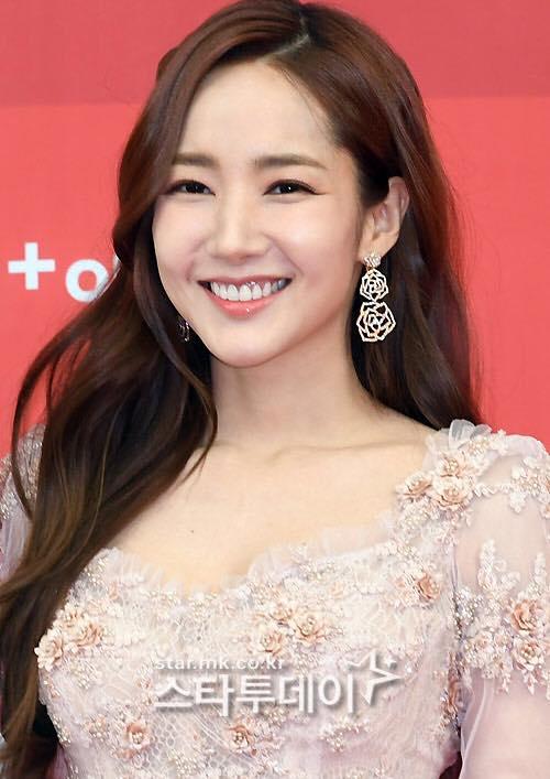 Park Min Young đốn tim người hâm mộ với nhan sắc xinh như hoa và nụ cười tỏa nắng-2