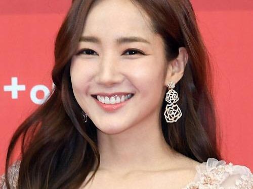 Park Min Young 'đốn tim' người hâm mộ với nhan sắc xinh như hoa và nụ cười tỏa nắng