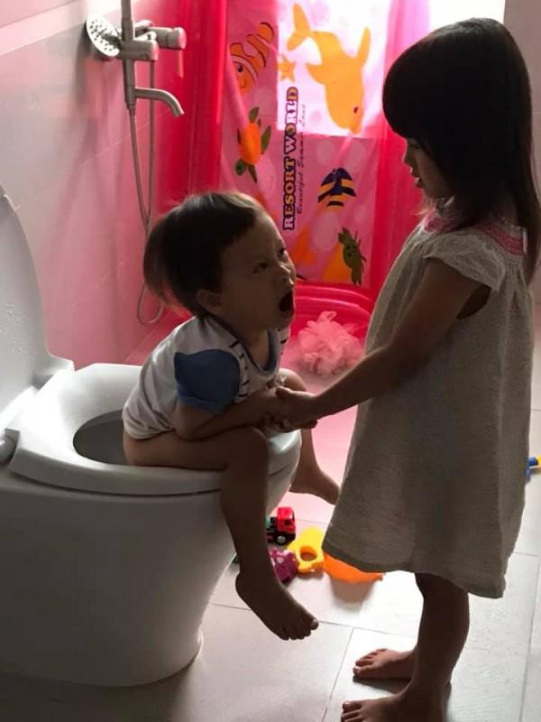 Cười ra nước mắt với chuyện kể của hội chị em bỉm sữa vì đẻ hai con quá sát nhau-4