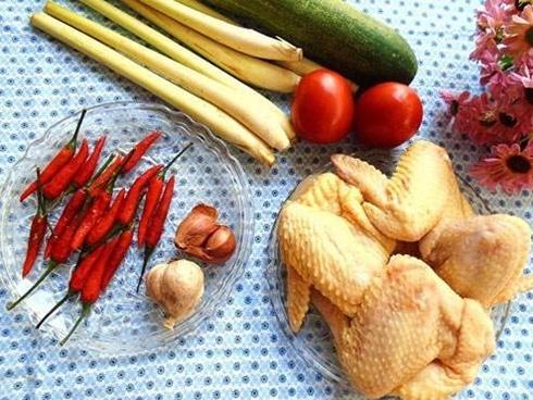 Canh gà nấu sả nóng hổi cho bữa tối mùa đông