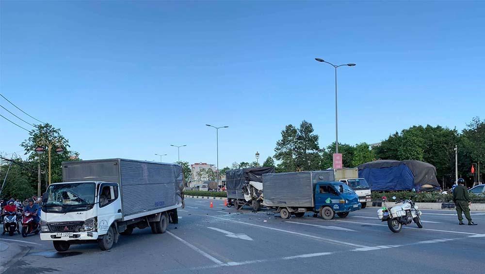 2 xe tải bị tông khi dừng đèn đỏ, nhiều người bị thương-2