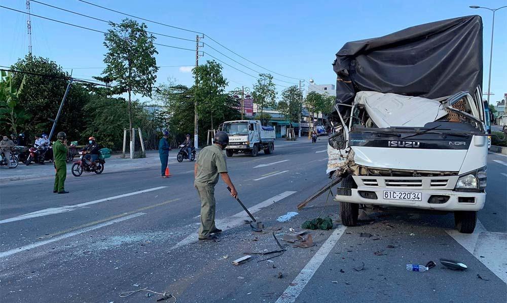 2 xe tải bị tông khi dừng đèn đỏ, nhiều người bị thương-3