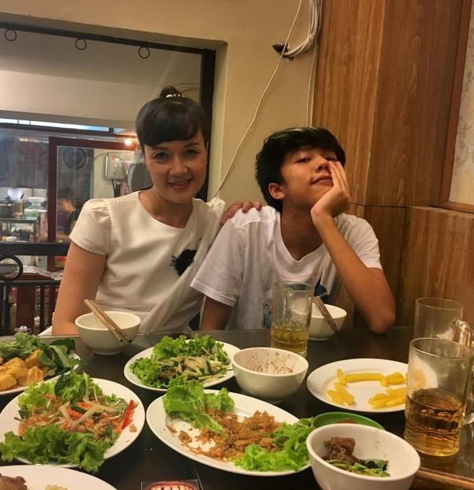 Từ một cậu bé đen như cục than, con trai nghệ sĩ hài Vân Dung đã lột xác không ngờ ở tuổi 18-6