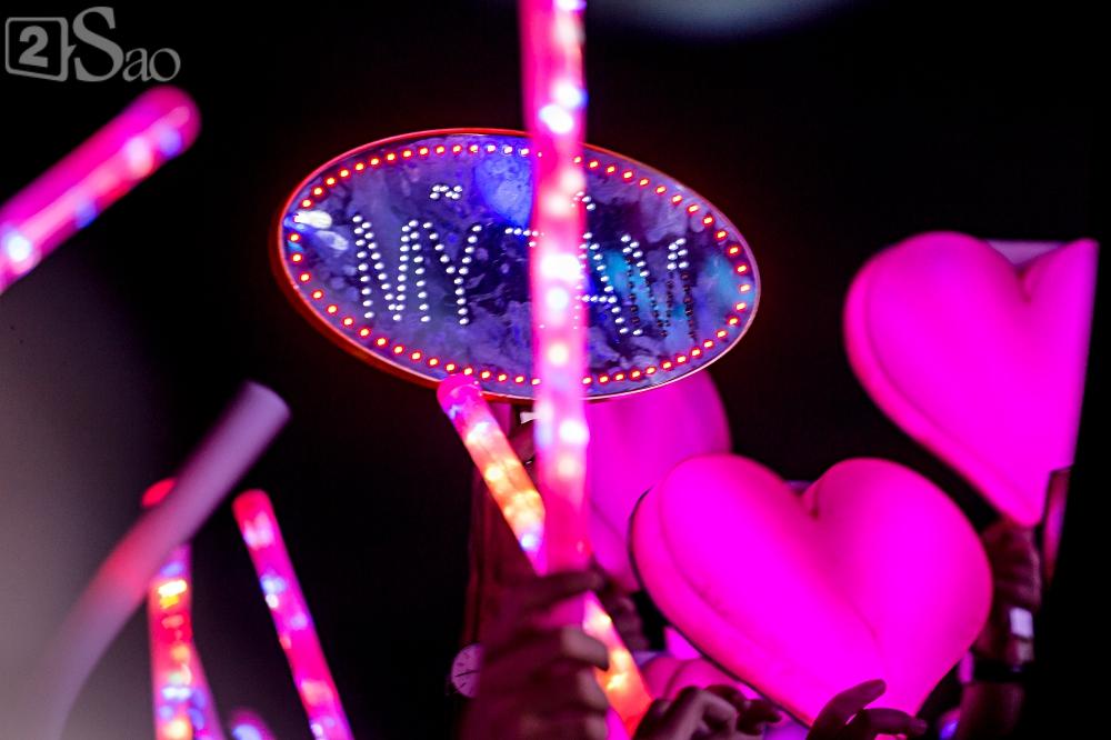 Mỹ Tâm hát trên sân khấu mà khán giả cứ gọi tên trợ lý Khả Doanh-1