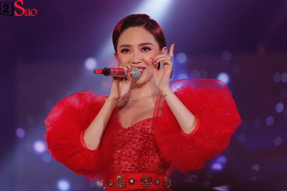 Mỹ Tâm hát trên sân khấu mà khán giả cứ gọi tên trợ lý Khả Doanh-3