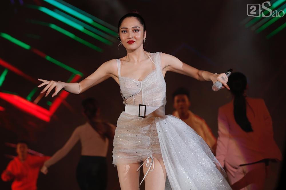 Mỹ Tâm hát trên sân khấu mà khán giả cứ gọi tên trợ lý Khả Doanh-8