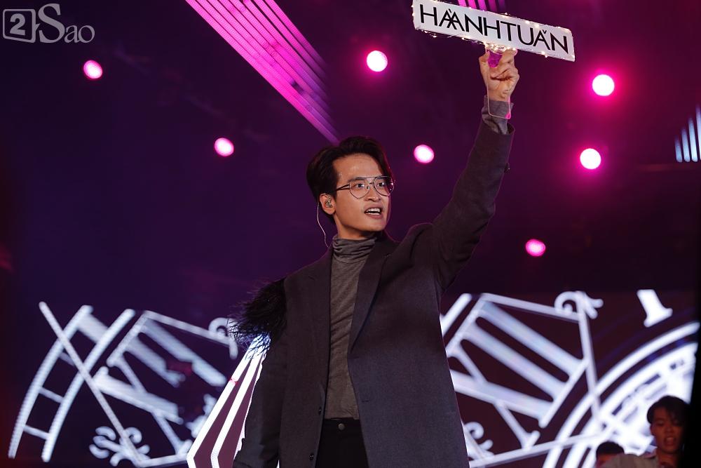 Mỹ Tâm hát trên sân khấu mà khán giả cứ gọi tên trợ lý Khả Doanh-7