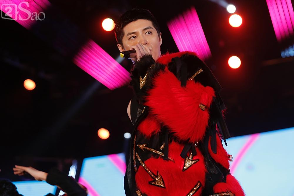 Mỹ Tâm hát trên sân khấu mà khán giả cứ gọi tên trợ lý Khả Doanh-13