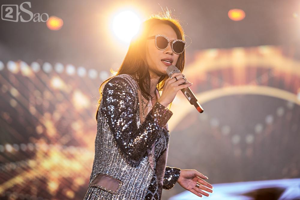 Mỹ Tâm hát trên sân khấu mà khán giả cứ gọi tên trợ lý Khả Doanh-15