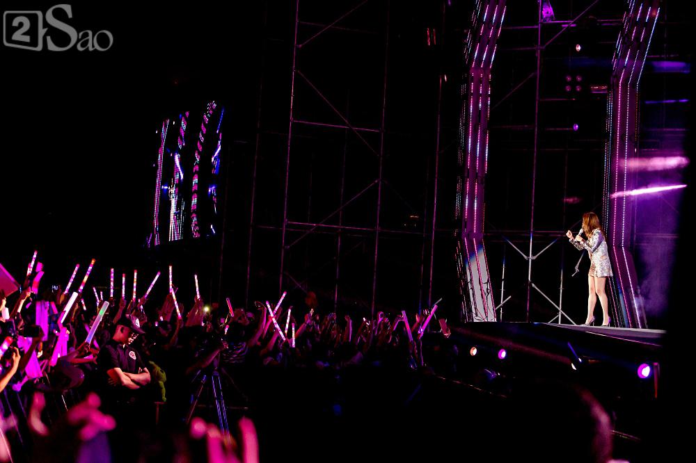 Mỹ Tâm hát trên sân khấu mà khán giả cứ gọi tên trợ lý Khả Doanh-16