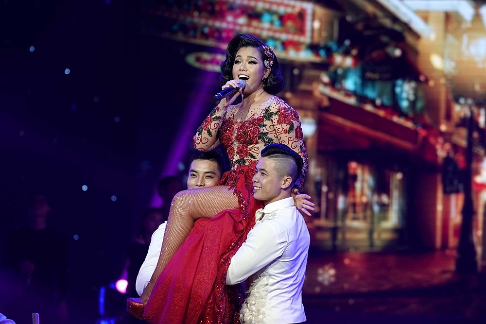 Sau lùm xùm poster, Phương Thanh và Thu Minh vẫn diễn hết mình trong Duyên Dáng Việt Nam 30-11