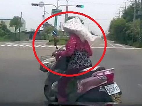 Người đi xe đạp tạt đầu nguy hiểm khiến ôtô phanh gấp-1