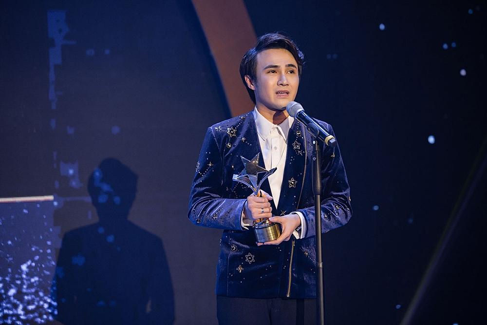 Huỳnh Lập chạy xe ôm đi nhận 4 giải thưởng trong cùng một đêm-5