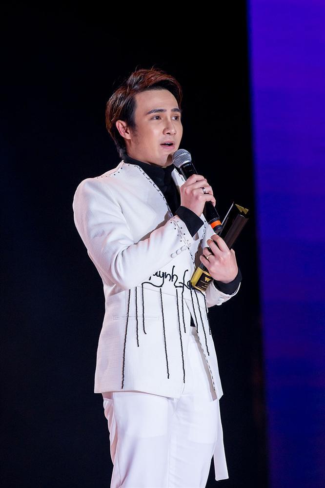 Huỳnh Lập chạy xe ôm đi nhận 4 giải thưởng trong cùng một đêm-9