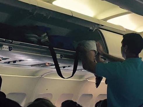 Hành khách gây sốc vì nhét trẻ con vào khoang hành lí xách tay máy bay