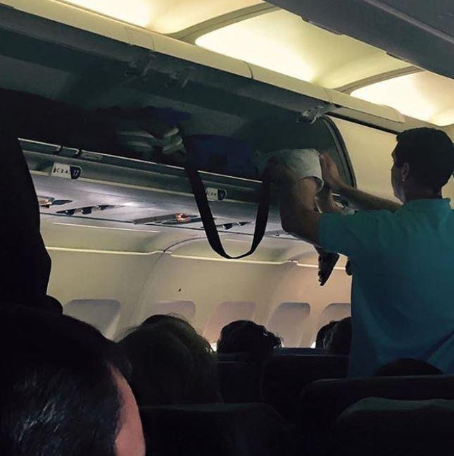 Hành khách gây sốc vì nhét trẻ con vào khoang hành lí xách tay máy bay-1