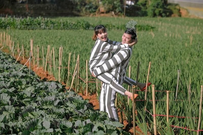 Dân mạng tranh cãi gay gắt về cặp đôi Sài Gòn mặc áo tù chụp ảnh cưới, đặt tên album là Tù chung thân-4