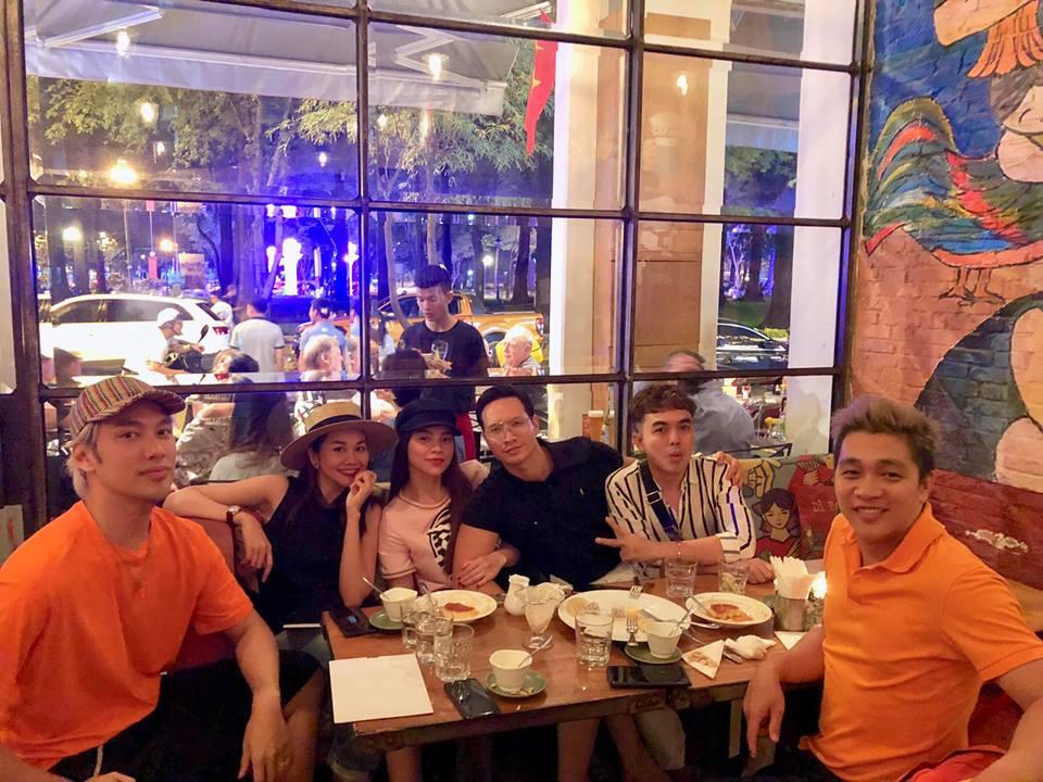 Bức ảnh HOT nhất hôm nay: Hồ Ngọc Hà sang chảnh như nữ hoàng dù chỉ là ra Hà Nội đi ăn xôi vỉa hè-6