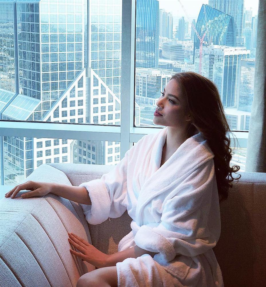 Nghi án bầu bì chưa xong, Phạm Hương lại xuất hiện với gương mặt phá nét lạ lẫm, cằm nhọn hoắt-1