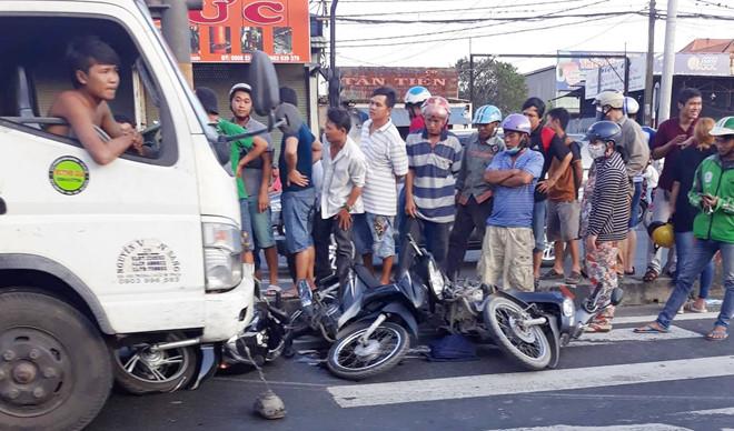 Ôtô tải tông liên tiếp 5 xe máy ở Sài Gòn, hơn 6 người thoát chết-1