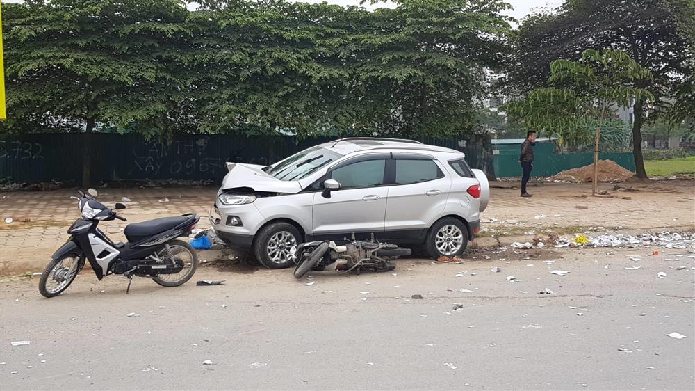 Hà Nội: Ô tô tông liên hoàn, 2 vợ chồng chết thảm trên đường đi ăn cỗ về-1