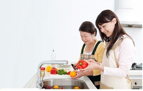 Bị thông gia chê cười vì mẹ là công nhân quét rác, cô dâu phản pháo cực gắt ngay trong ngày cưới-1