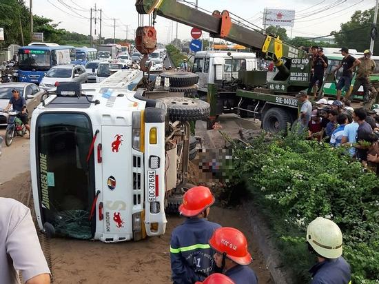 TP.HCM: Xe ben lật đè 2 xe máy, 1 người chết, 1 người nguy kịch