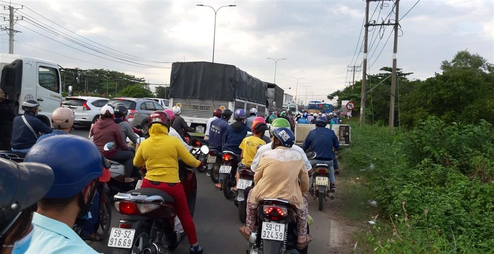 TP.HCM: Xe ben lật đè 2 xe máy, 1 người chết, 1 người nguy kịch-3