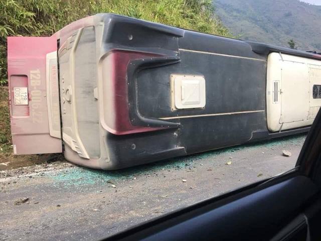 Lào Cai: Xe khách lật nghiêng đè chết cháu bé 15 tuổi đi xe máy-1