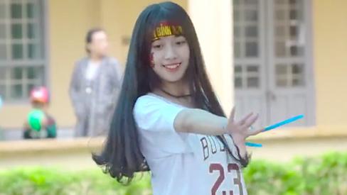 Nữ sinh Đắk Lắk gây nghiện người xem với khoảnh khắc bị quay lén trong điệu nhảy dân vũ-1