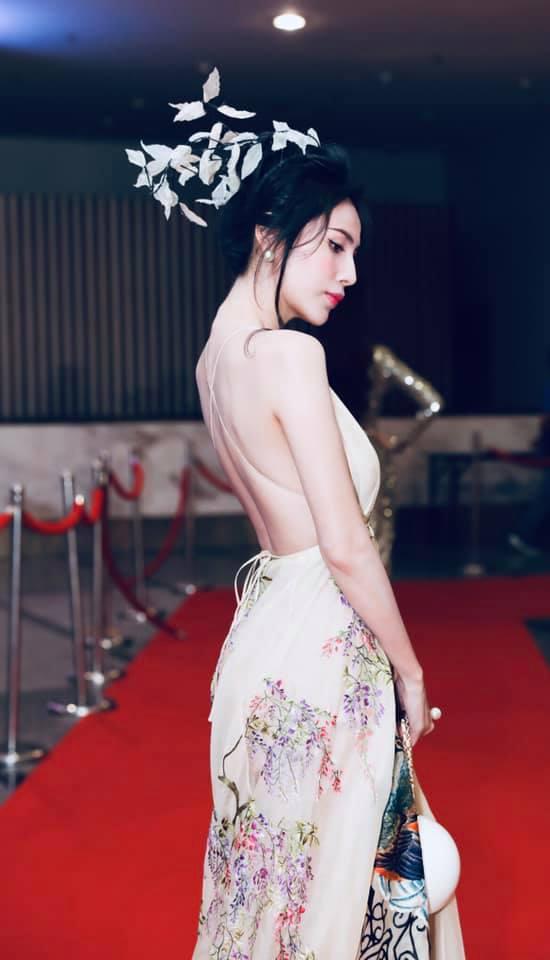 Mê mẩn túi Chanel giá gần 300 triệu đồng: Thủy Tiên diện xuất sắc nhất - Hương Giang lại bị ví như cầm lựu đạn-2