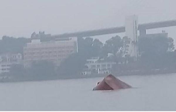 Thuyền trưởng tử nạn vì tàu gãy đôi và chìm ở Bãi Cháy-1