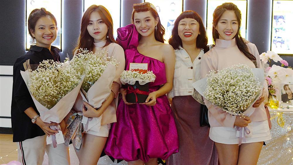 Biết đang quay clip, Midu lập tức mời anh vào team em xem có gì nào làm fans rầm rầm hóc thính-6