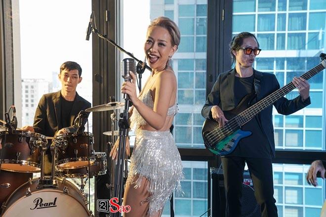 Thảo Trang xấu lạ mặc bikini nhỏ xíu quằn quại trên bãi biển-6