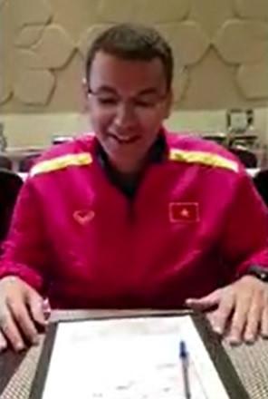 HLV thể lực tuyển Việt Nam tập hát Quốc ca để chuẩn bị cho Asian Cup-1