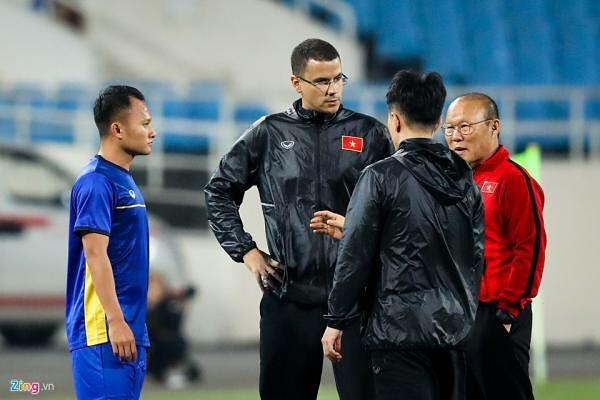 HLV thể lực tuyển Việt Nam tập hát Quốc ca để chuẩn bị cho Asian Cup-2