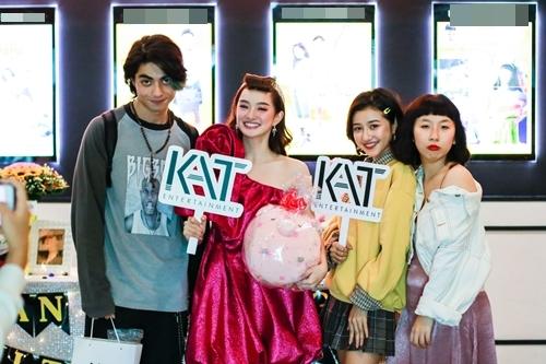 Kaity Nguyễn quậy hết mình cùng đại gia đình Hồn Papa Da Con Gái-2