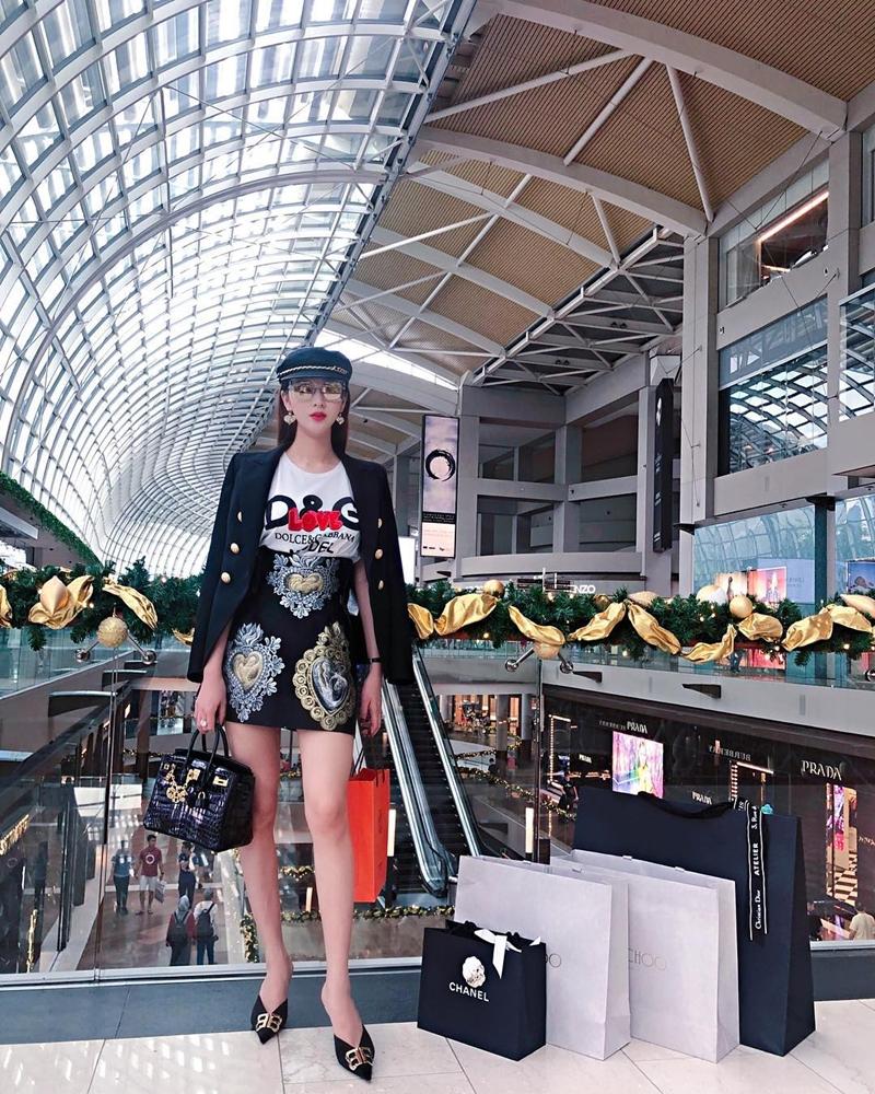 Giữa rừng mỹ nhân lăng-xê mốt áo lông ấm áp, Thiều Bảo Trang hóa quý cô party sexy với đầm ống 60cm-8