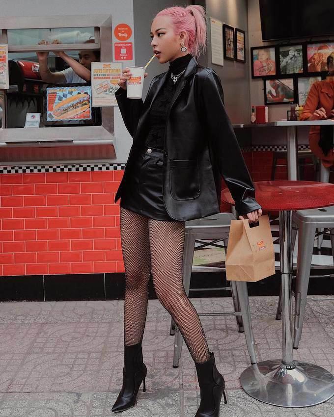 Giữa rừng mỹ nhân lăng-xê mốt áo lông ấm áp, Thiều Bảo Trang hóa quý cô party sexy với đầm ống 60cm-9