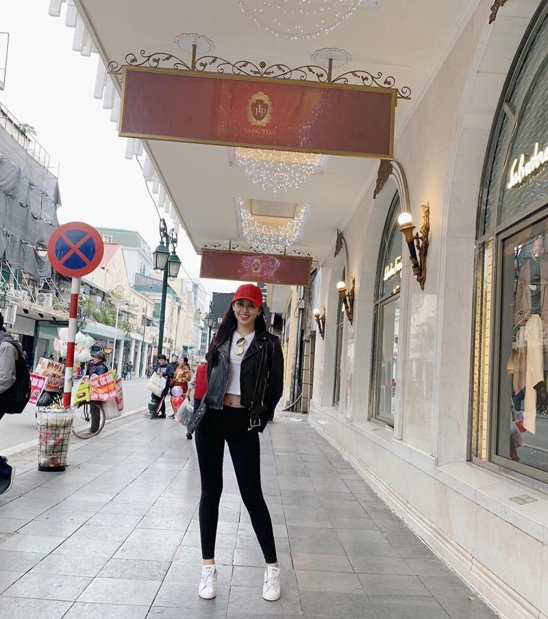 Giữa rừng mỹ nhân lăng-xê mốt áo lông ấm áp, Thiều Bảo Trang hóa quý cô party sexy với đầm ống 60cm-4