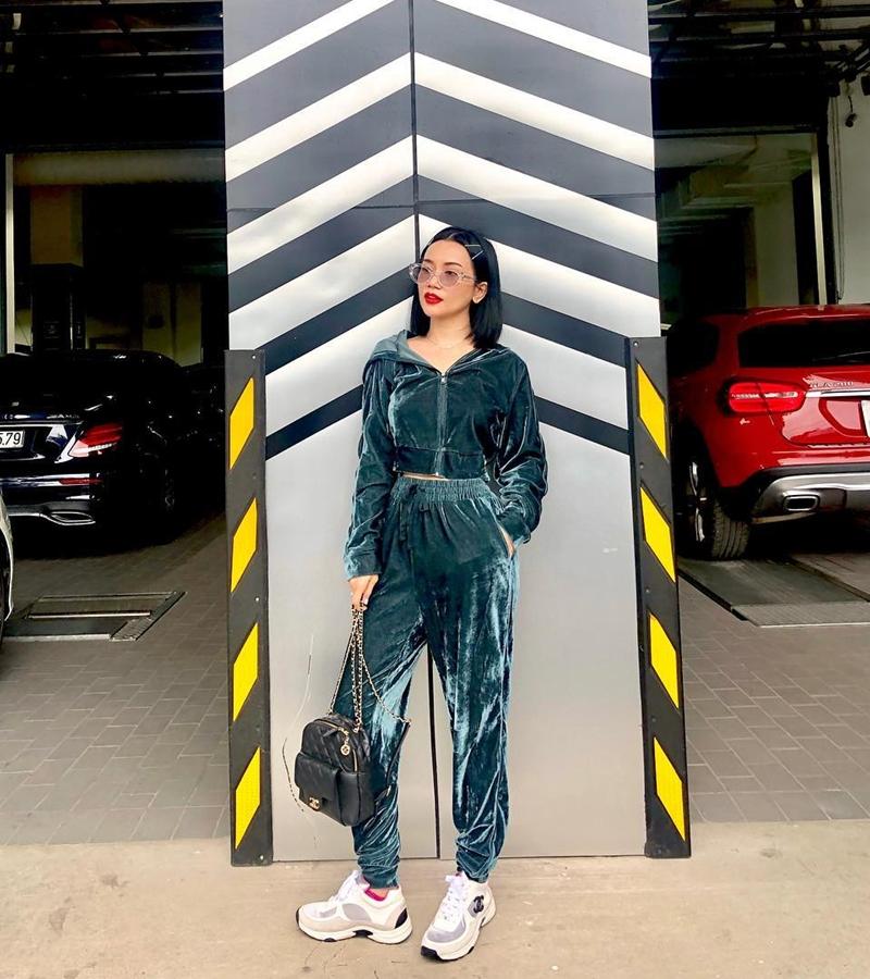 Giữa rừng mỹ nhân lăng-xê mốt áo lông ấm áp, Thiều Bảo Trang hóa quý cô party sexy với đầm ống 60cm-6