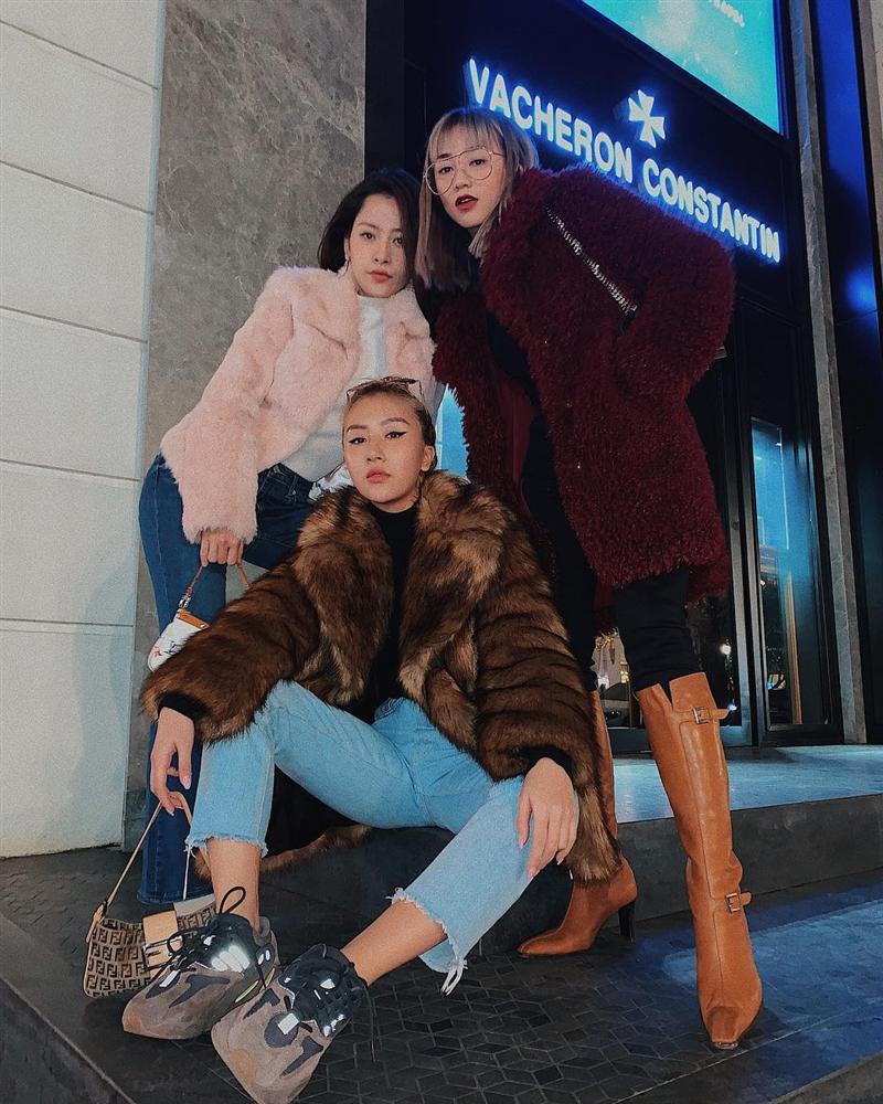 Giữa rừng mỹ nhân lăng-xê mốt áo lông ấm áp, Thiều Bảo Trang hóa quý cô party sexy với đầm ống 60cm-2