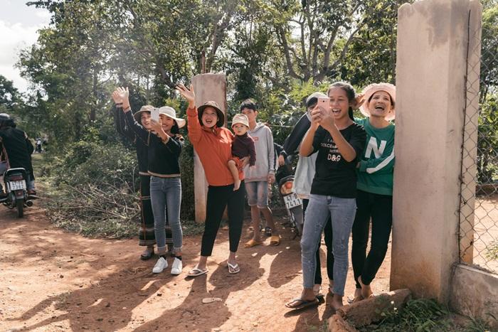 Lập kỳ tích tại Miss Universe, HHen Niê lái công nông trở về buôn làng trong tình thương ngập lối-11