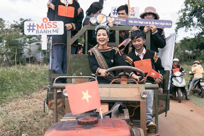 Lập kỳ tích tại Miss Universe, HHen Niê lái công nông trở về buôn làng trong tình thương ngập lối-12